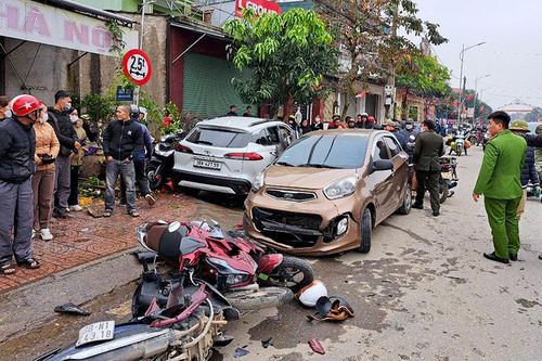 Hà Tĩnh: Tài xế xe Toyota 5 đâm liên hoàn vào nhiều xe máy