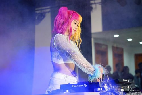 DJ, MC tất bật chạy show, khản giọng những ngày cận Tết
