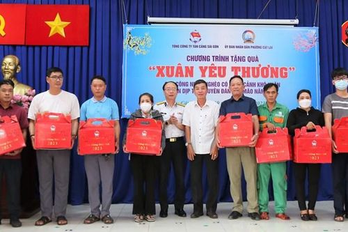 Trao hơn 300 phần quà Tết cho công nhân có hoàn cảnh khó khăn