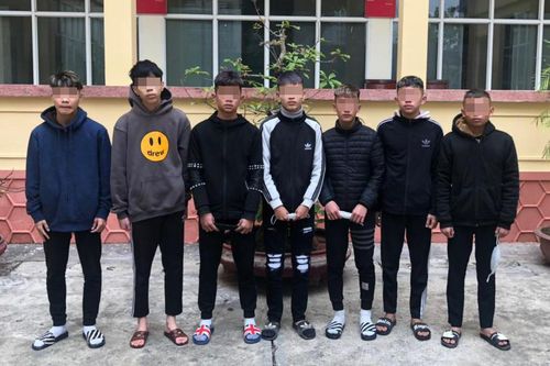 Tạm giữ nhóm học sinh dùng gậy sắt đánh người đi đường, đập phá xe máy
