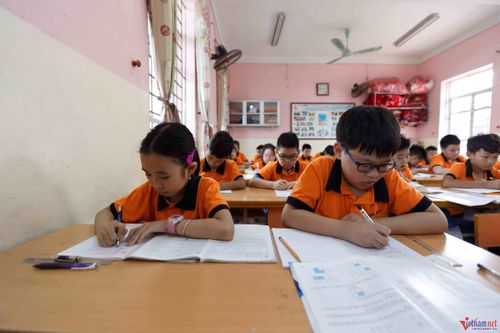 Đồng phục 'ngốn' nửa tháng lương: Gánh nặng đầu năm học