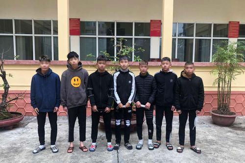 Công an Hà Nội tạm giữ nhóm thiếu niên vô cớ dùng gậy 3 khúc đánh đôi nam nữ