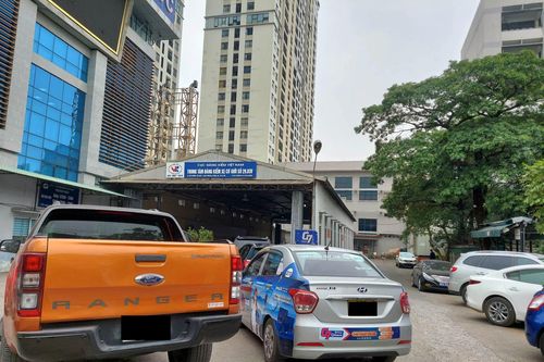 Hà Nội: 28 Tết hết cảnh xếp hàng, ngủ qua đêm giữ chỗ đăng kiểm ô tô