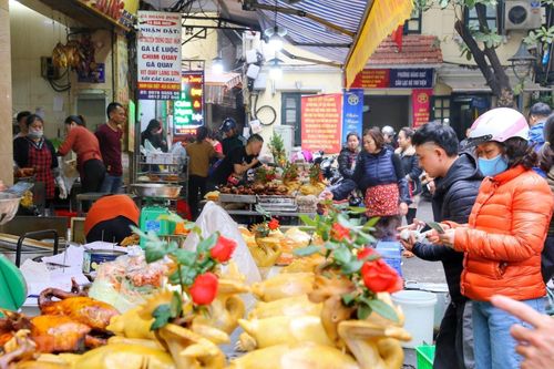 Tấp nập không khí mua sắm cho ngày tất niên của người dân Hà Nội
