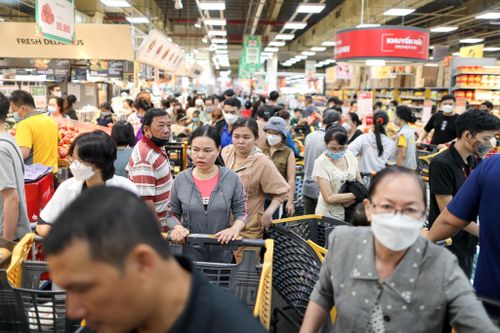 Siêu thị TP.HCM chật kín người mua sắm ngày 29 Tết