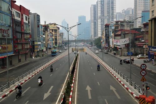 Đường phố Hà Nội vắng tanh ngày đầu nghỉ Tết
