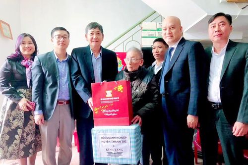 Huyện Thanh Trì trao tặng 16.791 suất quà dịp Tết Nguyên đán Quý Mão 2023