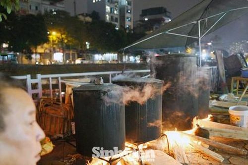 Những nồi bánh chưng rực lửa đêm 28 Tết