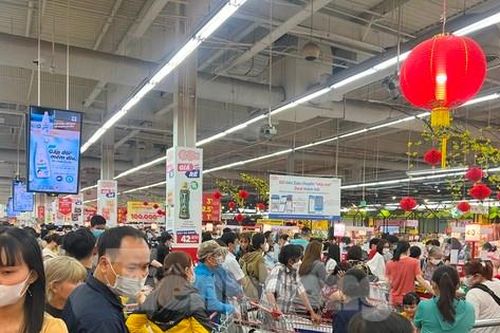 Người TPHCM 'chôn chân' trong siêu thị, rồng rắn đi sắm Tết tới nửa đêm