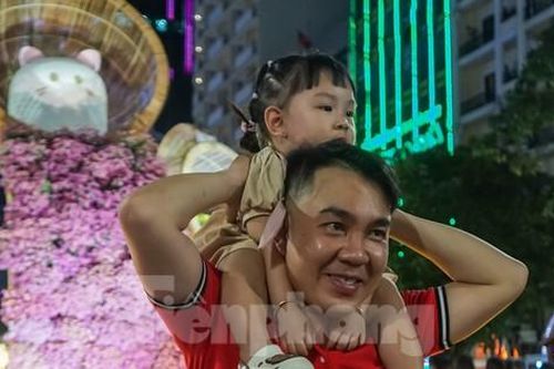 Đường hoa Nguyễn Huệ 2023 chính thức mở cửa, người dân nô nức đến du xuân