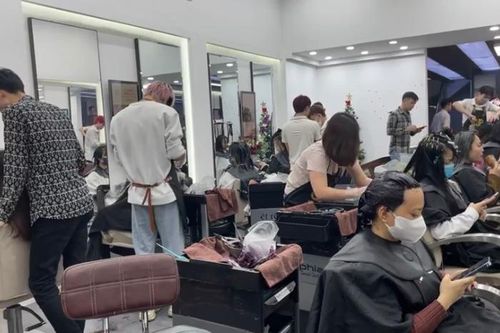 Tiệm làm đẹp dịp Tết kín khách từ sáng tới đêm khuya