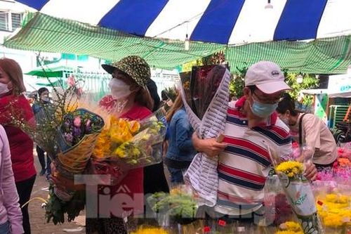 Hoa 'đại hạ giá' chiều 29 Tết ở TPHCM