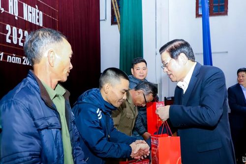 Trưởng Ban Nội chính Trung ương Phan Đình Trạc tặng quà chúc Tết người có công tiêu biểu, hộ nghèo tại huyện Diễn Châu