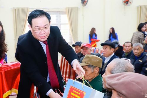 Chủ tịch Quốc hội Vương Đình Huệ thăm, tặng quà, chúc Tết hộ nghèo, gia đình chính sách, người có công tại huyện Nam Đàn