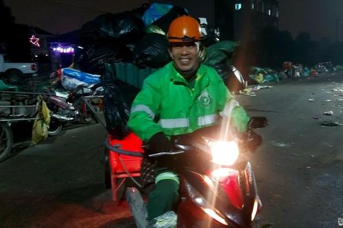 Ngày cuối năm, công nhân vệ sinh môi trường xuyên đêm làm việc trong giá lạnh