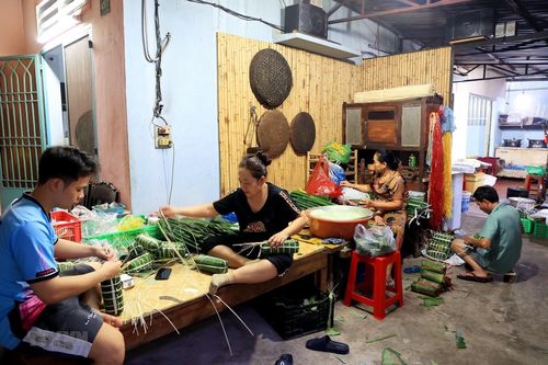 Xóm bánh tét Nhị Bình nổi tiếng ở Thành phố Hồ Chí Minh