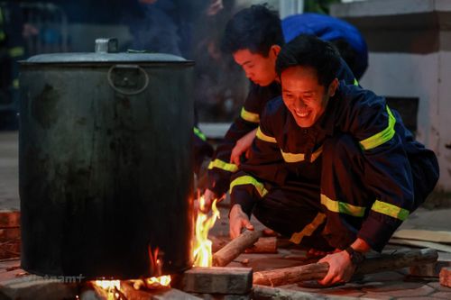 Khoảnh khắc giản dị của lính cứu hỏa Thủ đô bên nồi bánh chưng Tết