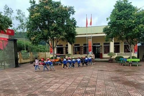 Tết chưa về nơi biên giới Việt - Lào: 'Em chưa bao giờ có đôi giày mới để đi'