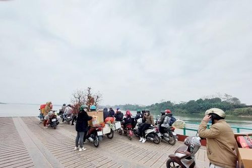 Bến đò Chương Dương rộn ràng ngày giáp Tết