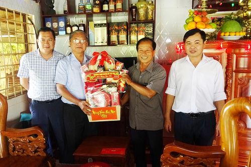 Bí thư Huyện ủy Tri Tôn chúc Tết các đồng chí cao niên tuổi Đảng và nông dân giỏi