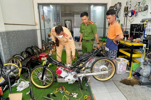 Công an TP. Long Xuyên tạm giữ nhiều môtô 'độ'