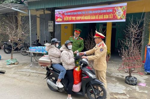 Ấm áp sắc nắng vàng trên đường người dân trở về quê ăn Tết