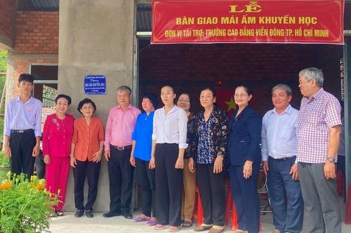 Tiền Giang: Trao 'Mái ấm khuyến học' cho học sinh vượt khó học giỏi