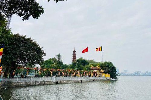 Phố phường Hà Nội chờ đón Tết...