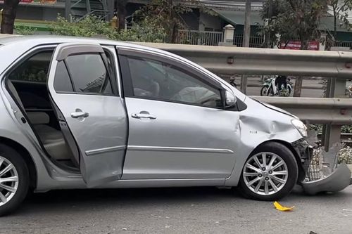 Hà Nội: Ô tô lao sang làn ngược chiều tông trúng 6 xe máy, 8 người nhập viện