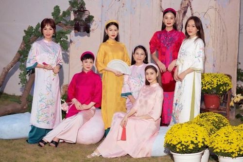 Sau 'sự cố trang phục', Ngọc Thanh Tâm diện áo nền nã bên Uyên Linh, Trương Quỳnh Anh
