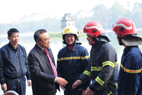 Hình ảnh toàn cảnh sẵn sàng đảm bảo an toàn phòng cháy tại trận địa bắn pháo hoa thời khắc giao thừa