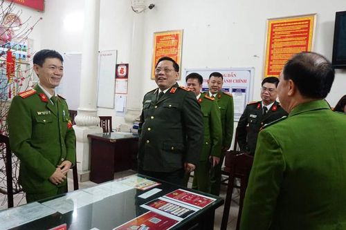 Trước thời khắc Giao thừa, Giám đốc Công an Hà Nội kiểm tra công tác ứng trực, động viên cán bộ chiến sỹ tại các địa bàn xa Thủ đô