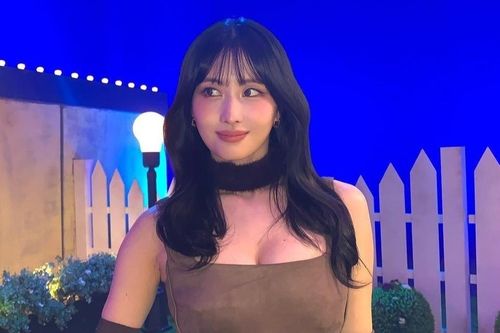 Momo (TWICE) gợi cảm với corset xẻ cao