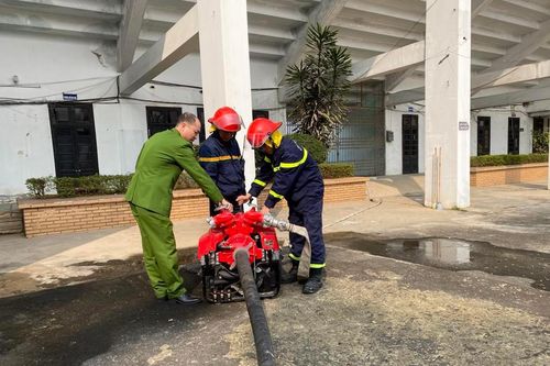 Công an huyện Đan Phượng sẵn sàng bảo vệ an toàn PCCC trận địa pháo hoa.