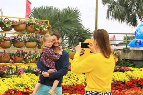 Người dân, du khách đổ về check-in đường hoa Xuân Đà Nẵng