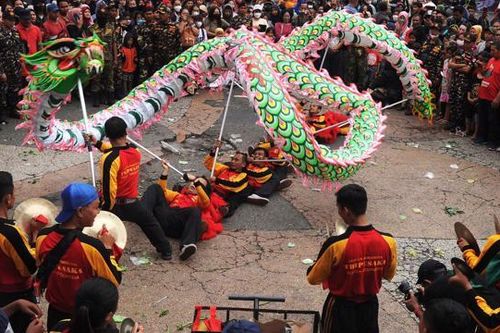 Châu Á rộn ràng đón Tết Nguyên đán, phương Tây cũng ngập trong sắc đỏ