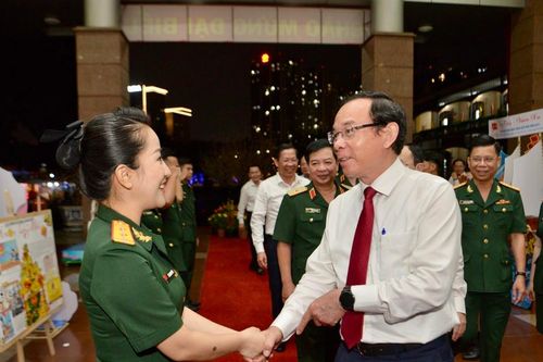 Bí thư Thành ủy TPHCM Nguyễn Văn Nên thăm, động viên các đơn vị đêm giao thừa