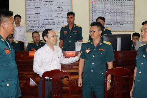 Phó Bí thư Thành ủy TPHCM Nguyễn Văn Hiếu thăm, chúc mừng năm mới các đơn vị trực tết