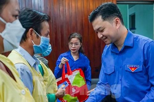 Bí thư Trung ương Đoàn Nguyễn Minh Triết thăm, tặng quà Tết tại Bệnh viện Chợ Rẫy