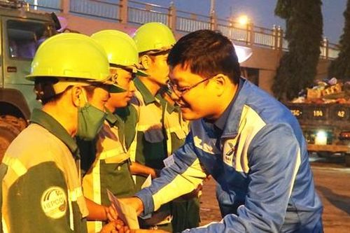 Tuổi trẻ TT-Huế tặng quà Tết, tri ân công nhân môi trường làm việc xuyên giao thừa
