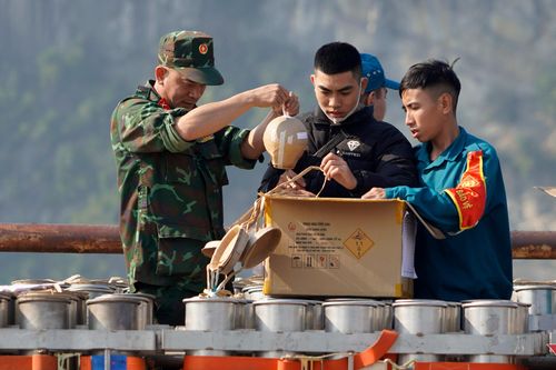 Hối hả lắp đặt trận địa pháo hoa tầm cao ở Quảng Ninh