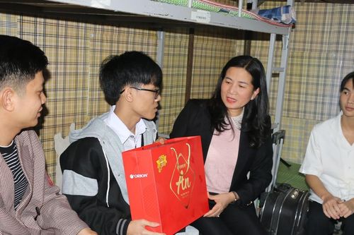 Tết ấm áp, sẻ chia với cô trò xứ Nghệ