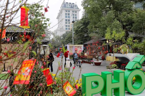 Đến phố sách để cùng 'Ươm mầm tri thức-Nảy lộc sắc Xuân'