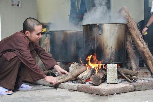Chùa Huế chuẩn bị đón Tết