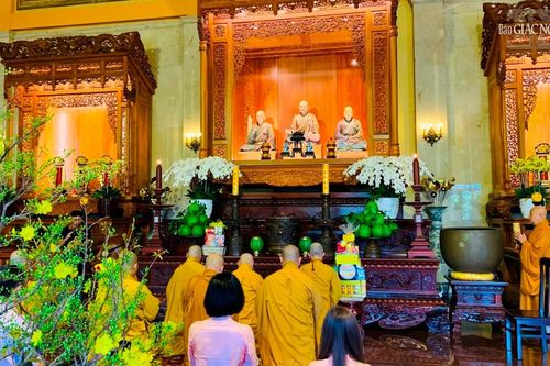 Hòa thượng Chủ tịch Hội đồng Trị sự dâng hương lễ Tổ tại Việt Nam Quốc Tự và chùa Ấn Quang