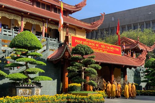Thiết trí đàn tràng Dược Sư Tiêu tai diên thọ tại Việt Nam Quốc Tự