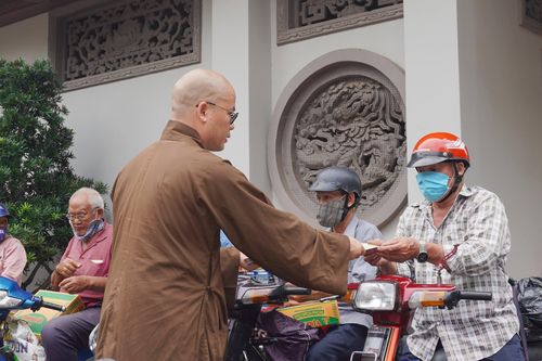Ấm lòng những phần quà Tết của các tự viện tại TP.Thủ Đức trước thềm năm mới