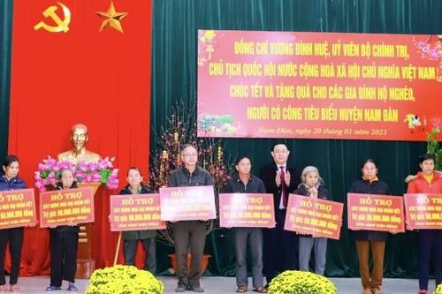 Chủ tịch Quốc hội Vương Đình Huệ thăm, tặng quà, chúc Tết hộ nghèo, gia đình chính sách tại Nghệ An