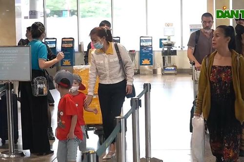 Người dân vội vã tại sân bay Tân Sơn Nhất để về kịp đón giao thừa