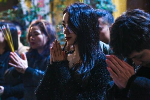 Người dân Hà Nội đi chùa cầu phúc trong đêm giao thừa